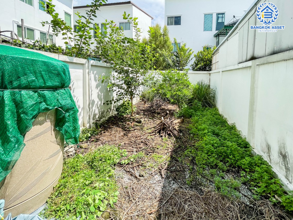 ทาวน์เฮ้าส์มือสอง ม.ดิ แอททิค2 แจ้งวัฒนะ เนื้อที่กว้าง 21 ตร.ว. ฟังก์ชัน 3 ห้องนอน 3 ห้องน้ำ 1 ที่จอดรถ บ้านสภาพสวย ด้านข้างมีพื้นที่ สิ่งอำนวยความสะดวกครบครัน พร้อมอยู่ บนทำเลเดินทางง่าย เชื่อมต่อ ถ.แจ้งวัฒนะ, ถ.ติวานนท์ ใกล้รถไฟฟ้าสายสีชมพู "สถานีห้าแยกปากเกร็ด" และทางด่วน "ศรีรัช(ด่านแจ้งวัฒนะ)"